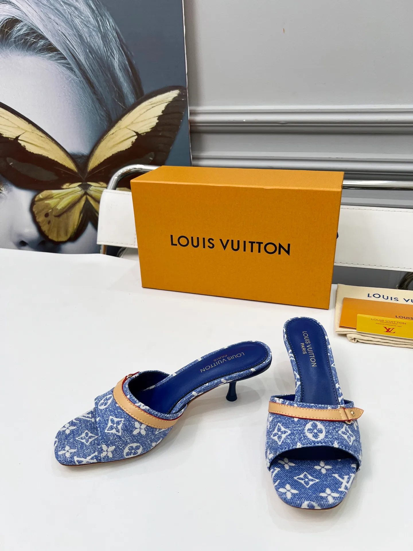 👟👟Ex-factory price 440👟👟 LV new denim kitten heel slippers 2025 summer must-have for goddesses, original replica, super comfortable on the feet. Show off the queen's temperament, the heel height is 9.5CM, which shows your temperament without being tiring. Leather outsole. Standard code: 35-42 (41 and 42 codes are customized, non-returnable and non-exchangeable)